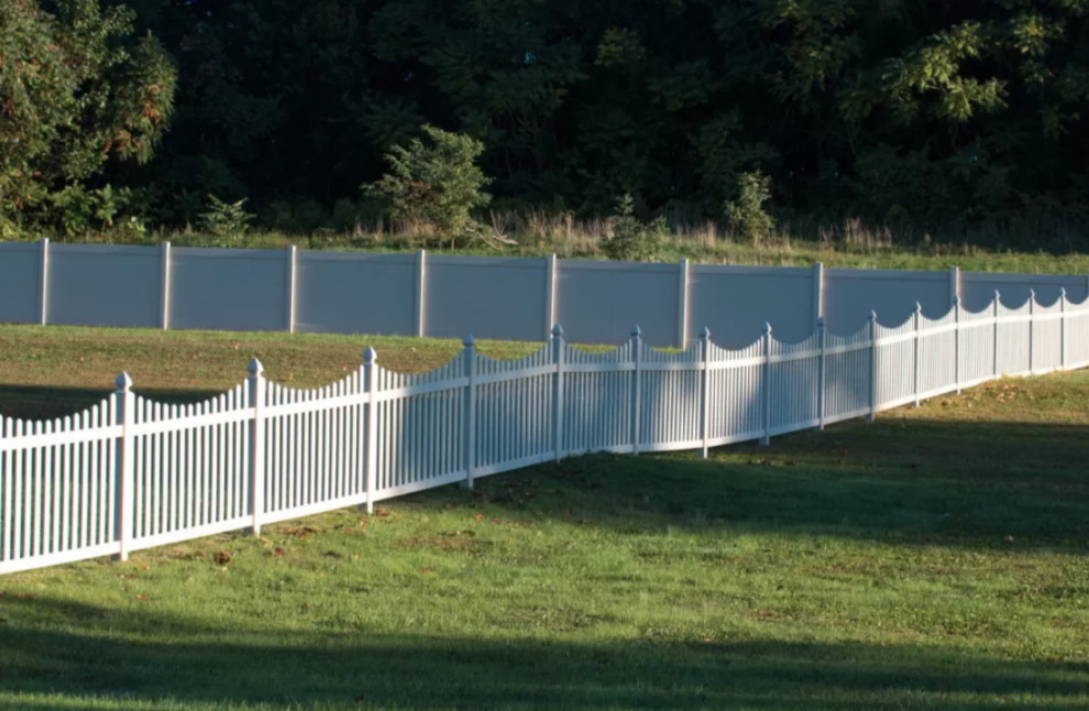 Свежая идея для дизайна: участок и сад с с виниловым забором - отличное фото интерьера