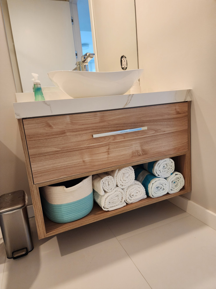 Aménagement d'une salle de bain moderne en bois brun de taille moyenne pour enfant avec un placard à porte plane, un plan vasque, un plan de toilette en quartz, un plan de toilette blanc, meuble simple vasque et meuble-lavabo suspendu.