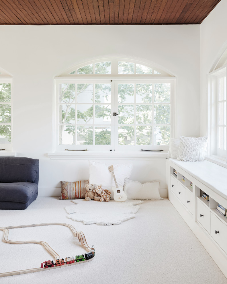 Immagine di una cameretta per bambini da 4 a 10 anni chic di medie dimensioni con pareti bianche, moquette, pavimento bianco e soffitto in legno