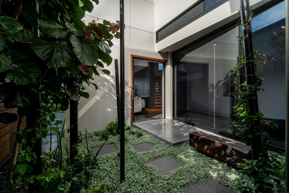Inspiration for a large contemporary home design in Newcastle - Maitland.