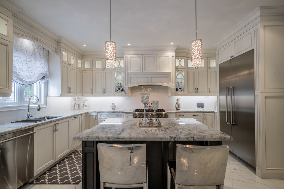 Kitchen - transitional kitchen idea in Toronto