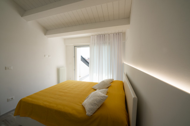 Bianco e oro modern-schlafzimmer