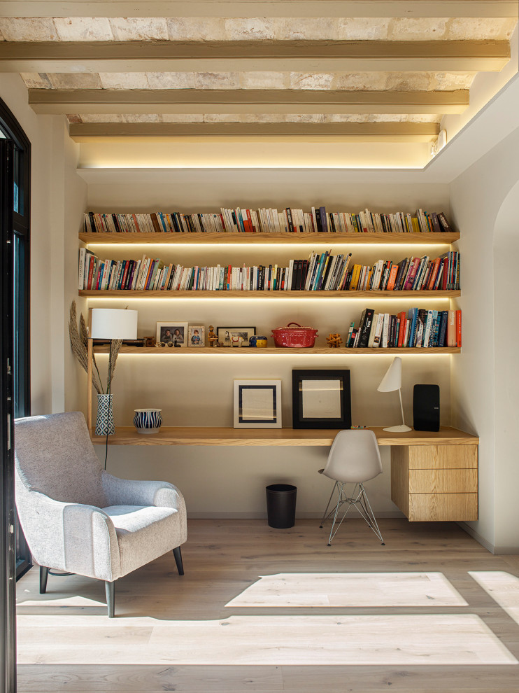 Inspiration pour un bureau design avec un mur beige, parquet clair, un bureau intégré, un sol beige et poutres apparentes.