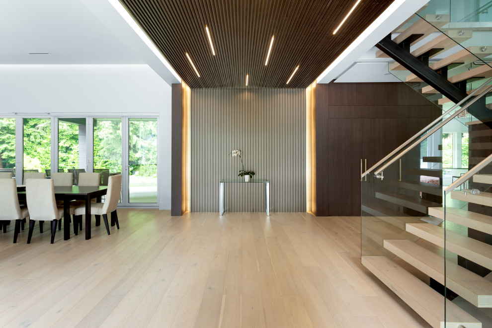 Idées déco pour un grand hall d'entrée contemporain en bois avec un mur blanc, un sol en bois brun et un plafond en bois.