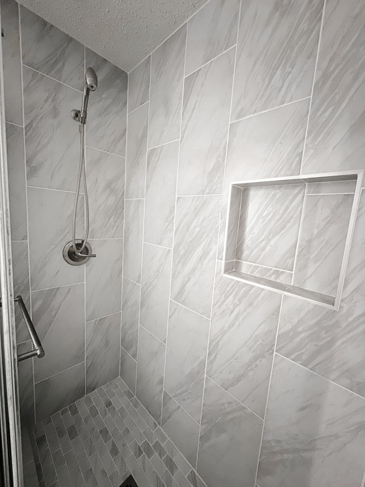 Idéer för små funkis badrum med dusch, med grå kakel, grå väggar och grått golv