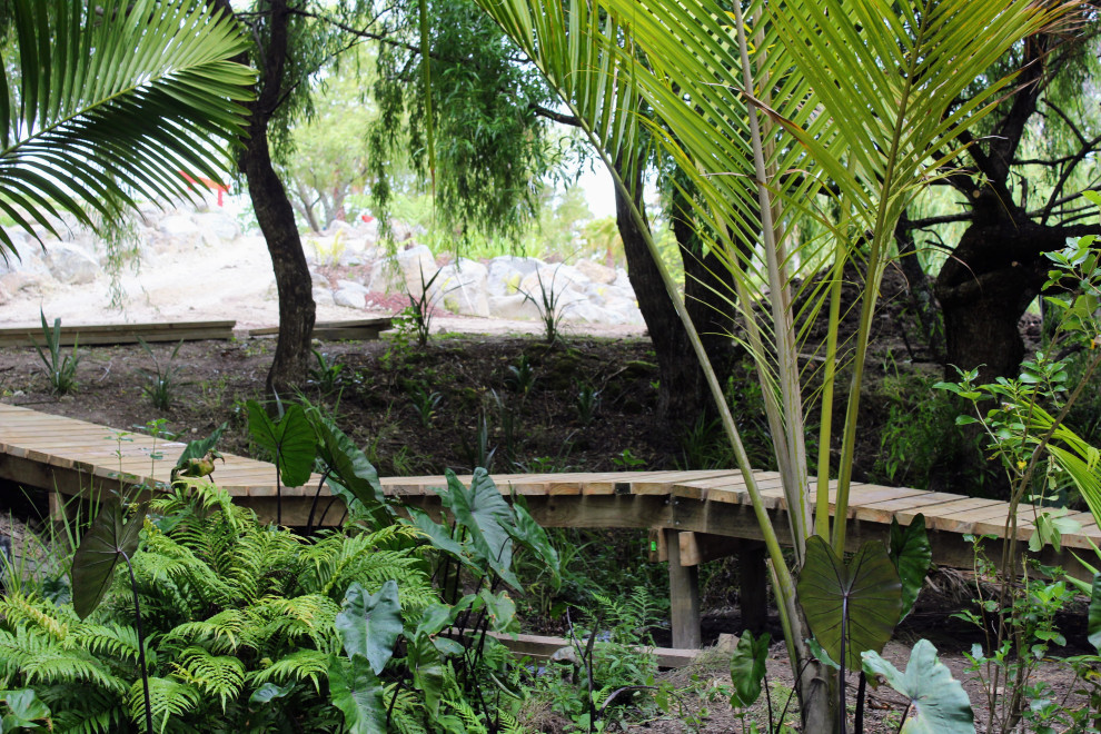 Design ideas for a huge asian full sun hillside mulch and wood fence pond in Auckland for spring.