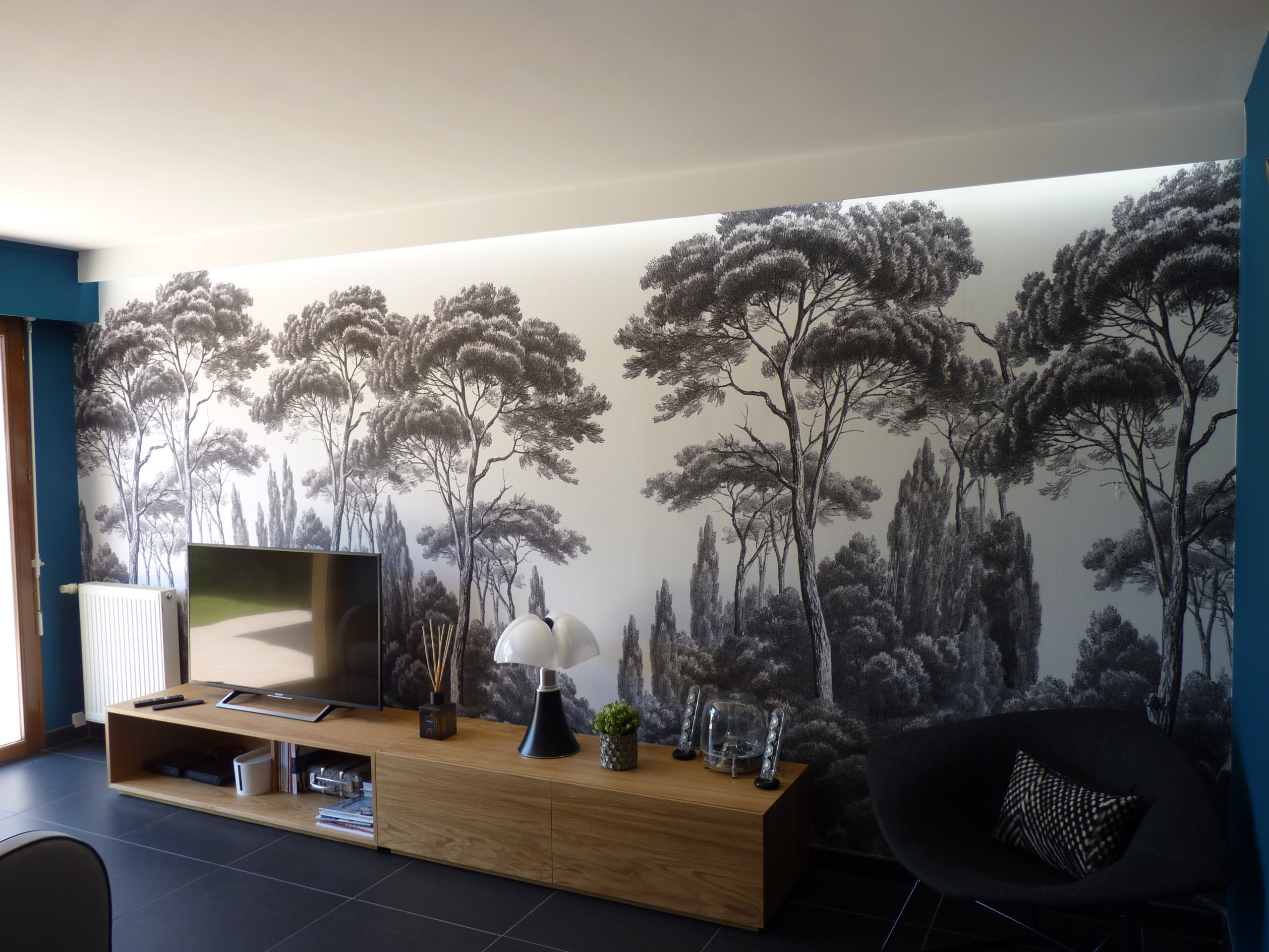 Papier peint panoramique dans un salon de maison rénovée
