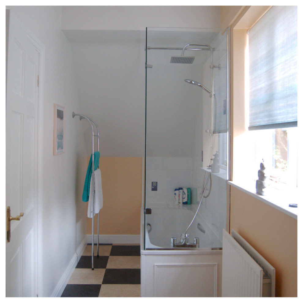 На фото: главная ванная комната среднего размера в стиле модернизм с накладной ванной, душем в нише, оранжевыми стенами, полом из винила, черным полом и душем с распашными дверями с