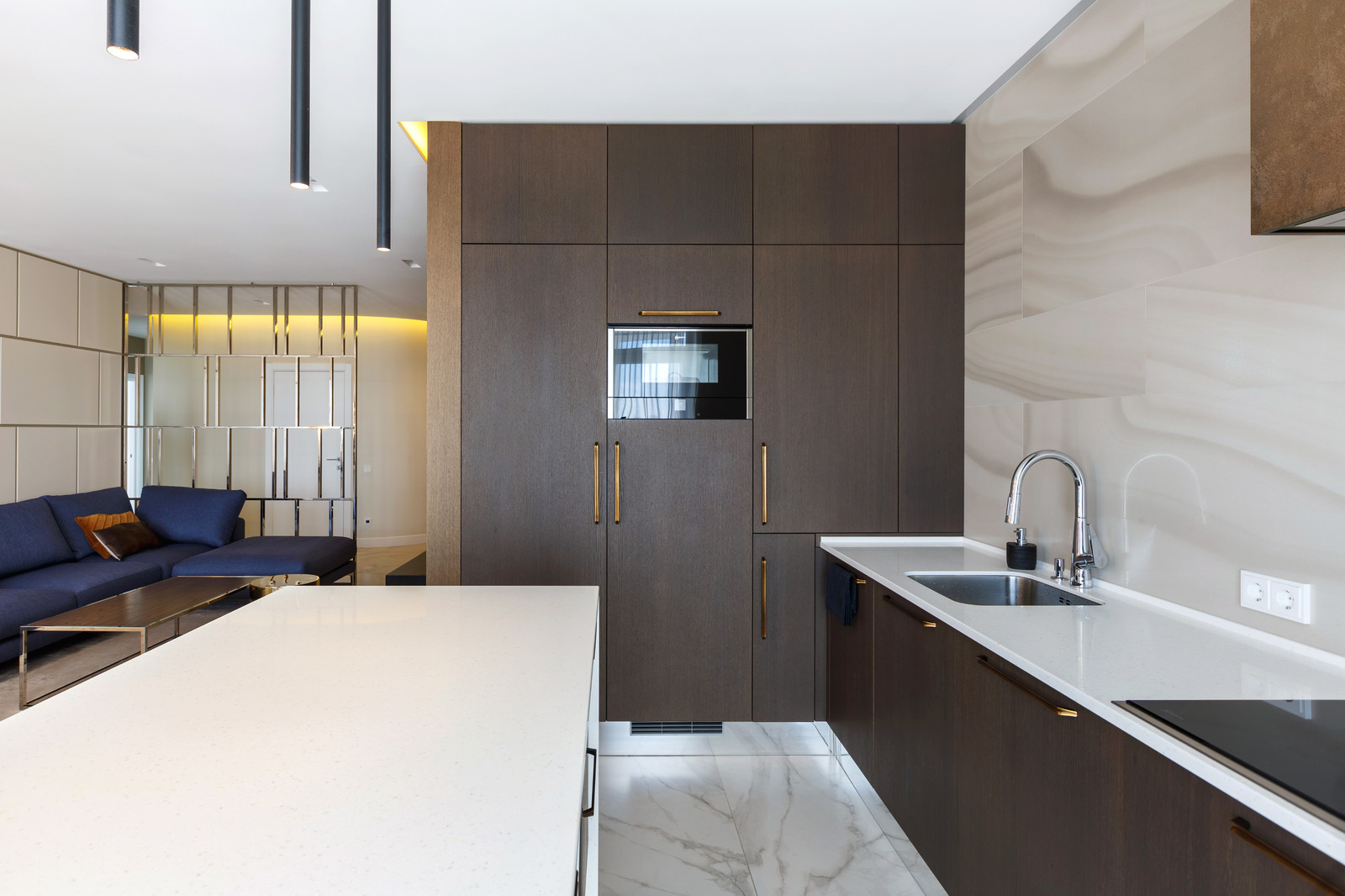 Квартира с радиусными панелями и глубокими цветами