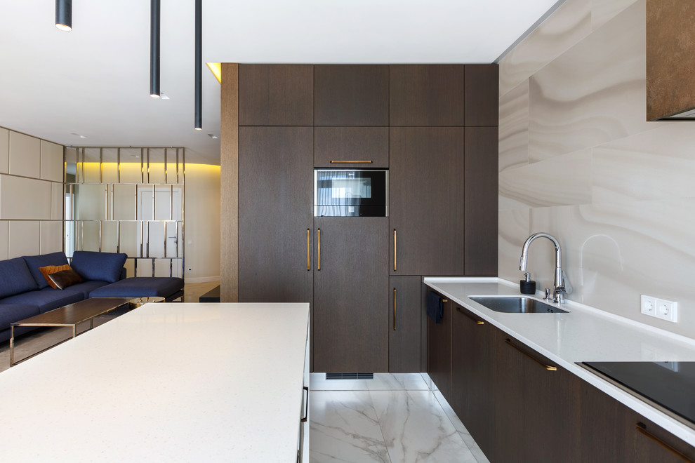 Квартира с радиусными панелями и глубокими цветами