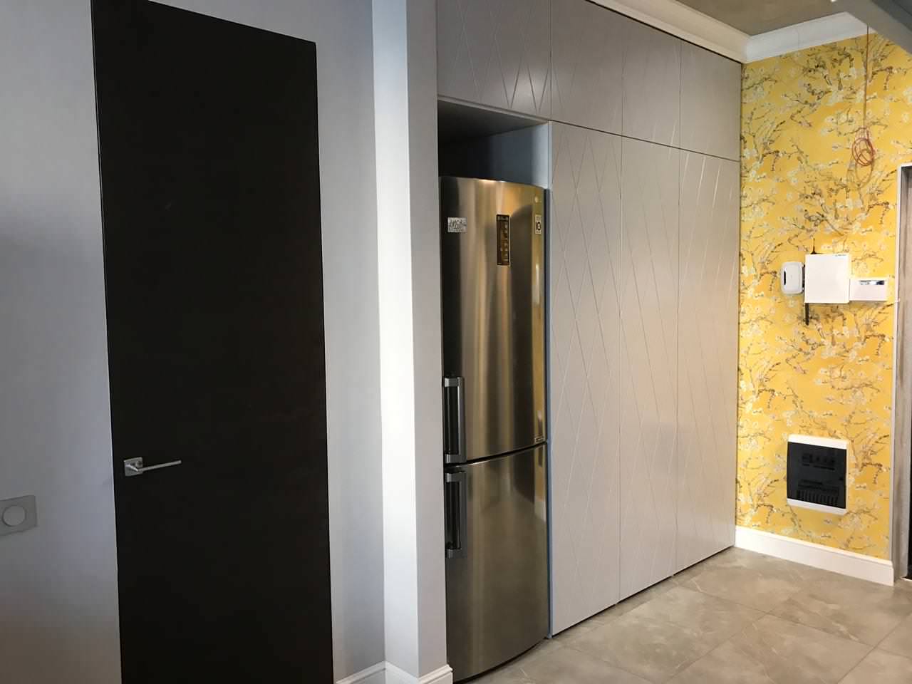 Встроенная прихожая ,гравировка ромб на фасадах