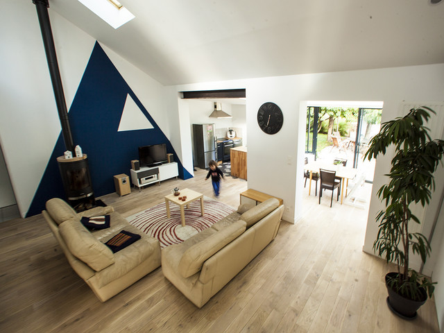 Maison triangle modern-vardagsrum