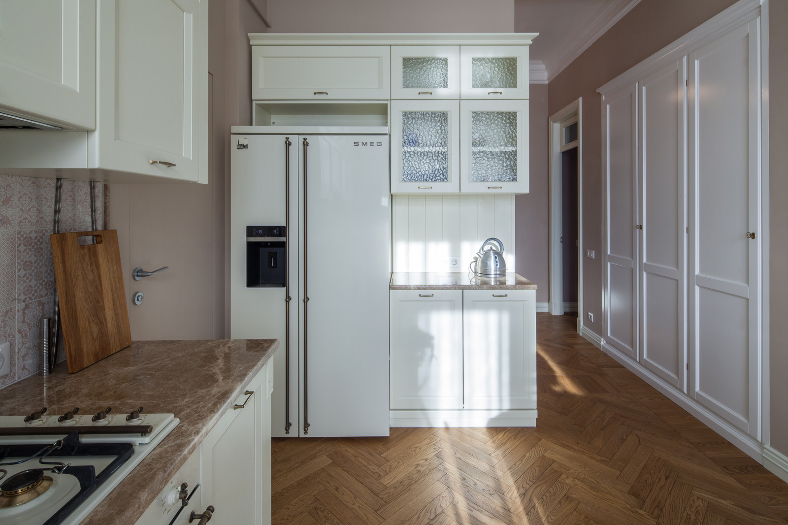 Neoclassical apartment