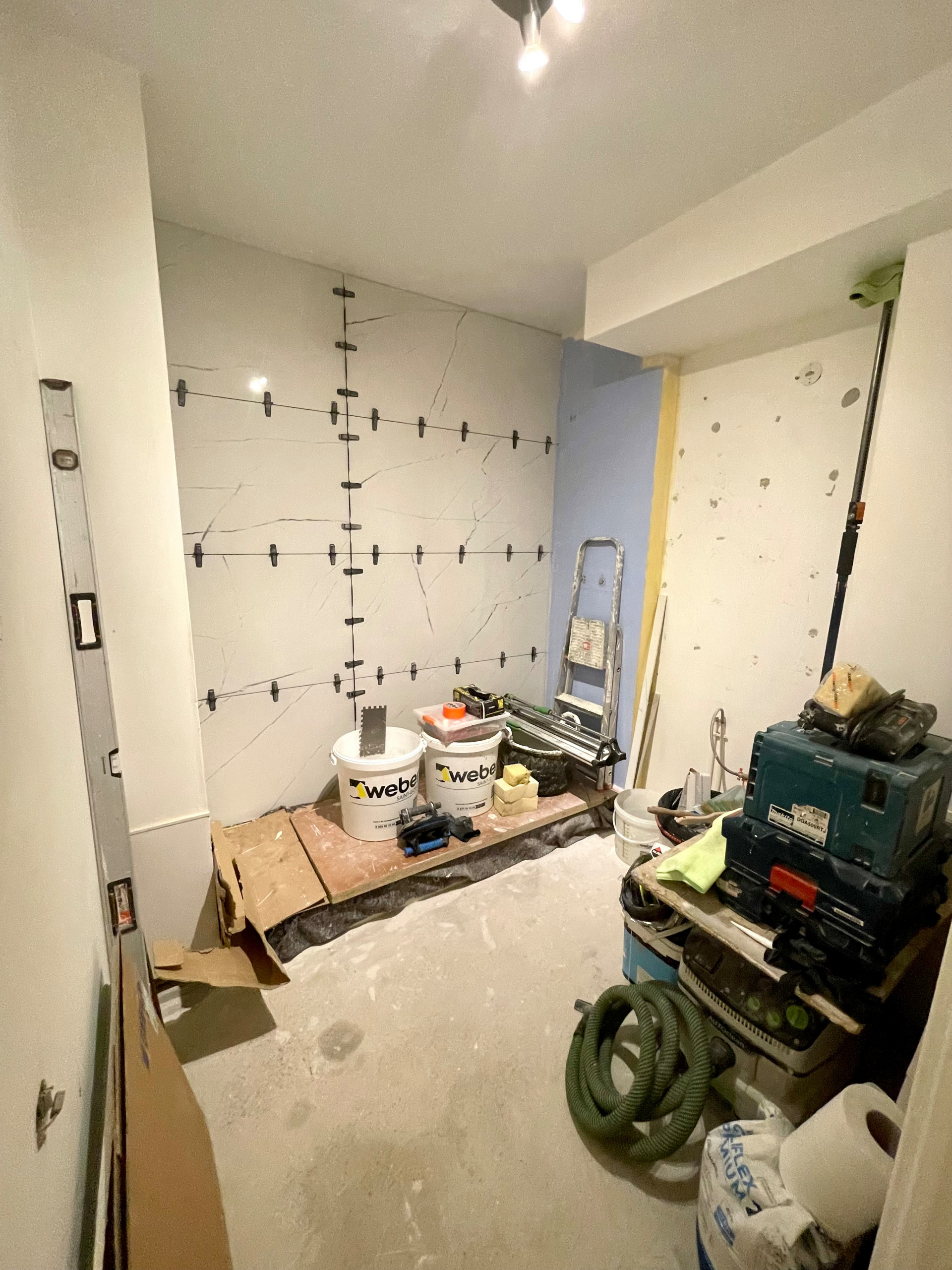 SALLE DE BAIN EN SALLE DE DOUCHE: baignoire transformée en receveur de douche