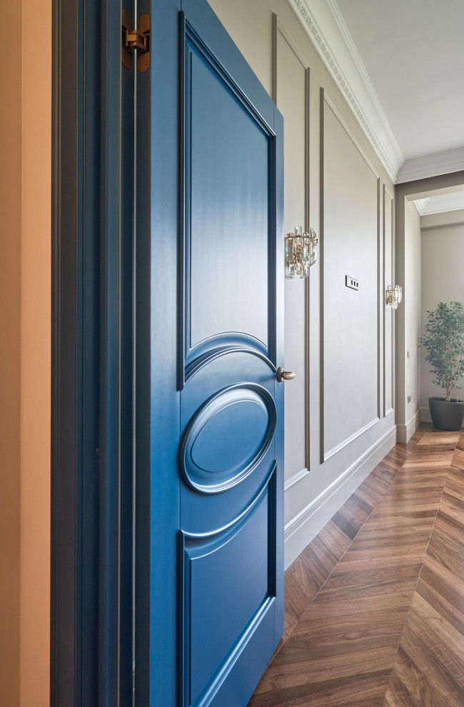 Классические двери ярко-синего цвета