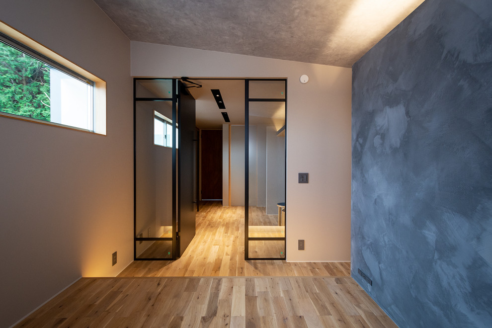 Aménagement d'une petite chambre parentale scandinave avec un mur blanc, un sol en bois brun, aucune cheminée, un sol beige, un plafond en papier peint et du papier peint.