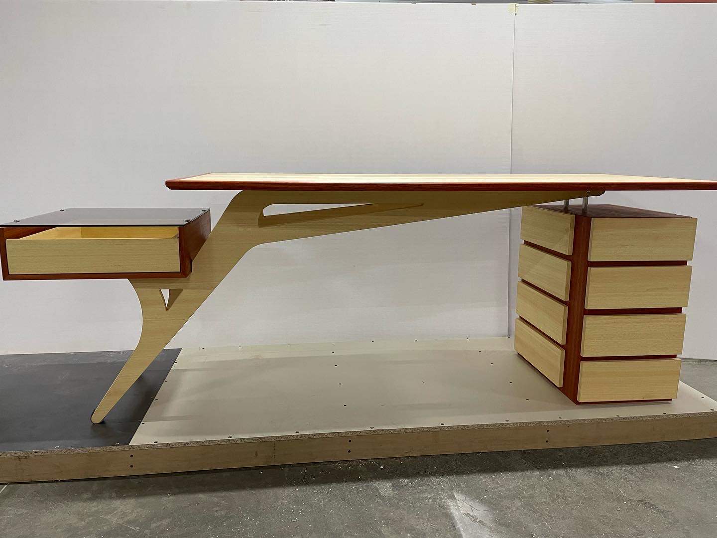 Письменный стол