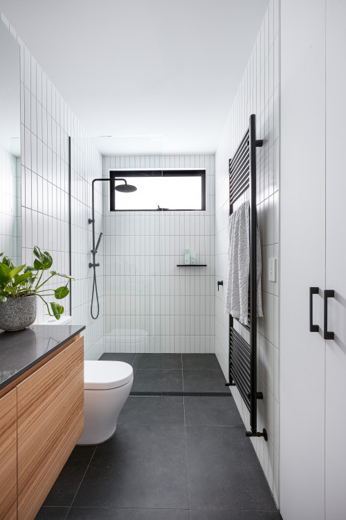 Contemporary Contrast: White Shower Wall Tiles Paired with Black Accents for Modern Appeal