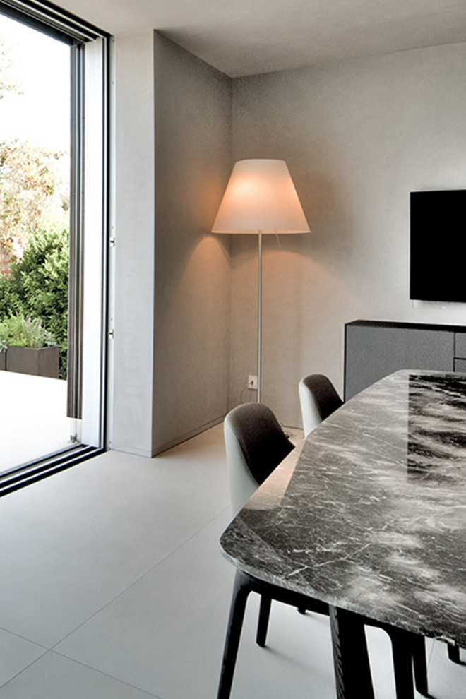 Свежая идея для дизайна: парадная, изолированная гостиная комната среднего размера в стиле модернизм с белыми стенами, полом из керамической плитки, стандартным камином, телевизором на стене и белым полом - отличное фото интерьера
