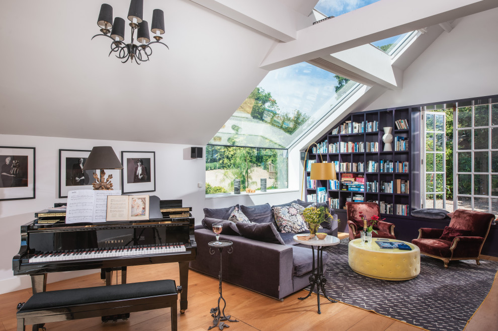Imagen de sala de estar con rincón musical actual grande con paredes blancas y suelo de madera en tonos medios