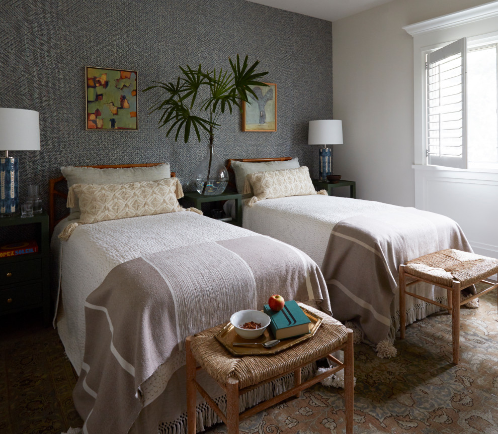 Diseño de habitación de invitados exótica con paredes blancas, suelo beige y papel pintado