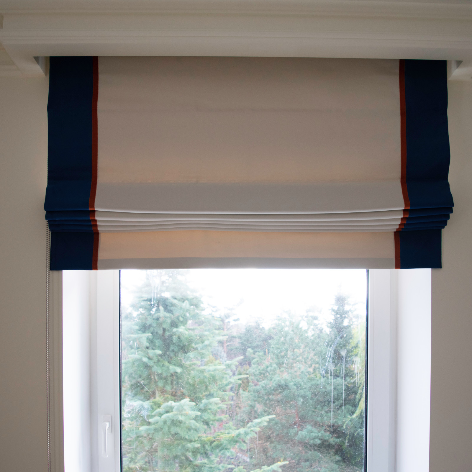 Дом в сосновом лесу - римская штора в детскую