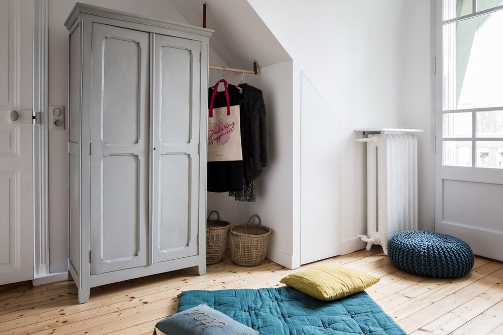 Photo of a mid-sized contemporary kids' room for girls in Paris with white walls, light hardwood floors and beige floor.