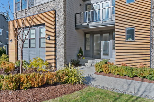 Custom Toll Brothers Home in Bothell modern-eingang