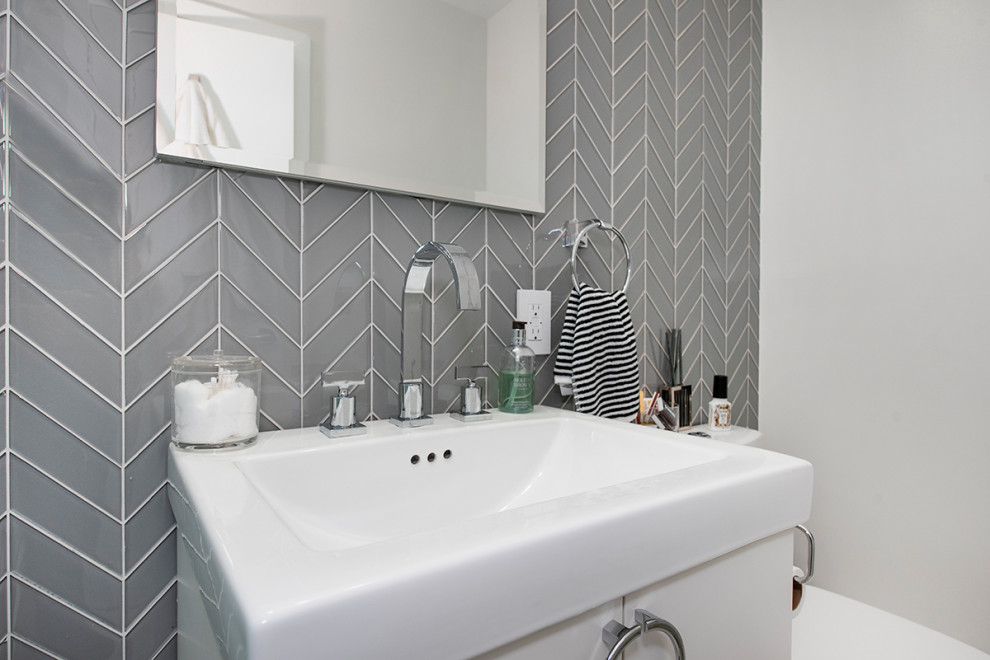 На фото: ванная комната в стиле модернизм с серыми фасадами с