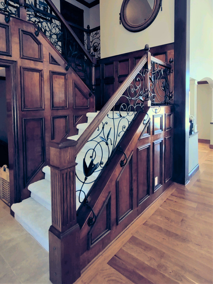 Cette photo montre un escalier chic en U et bois de taille moyenne avec des marches en moquette, des contremarches en moquette et un garde-corps en matériaux mixtes.