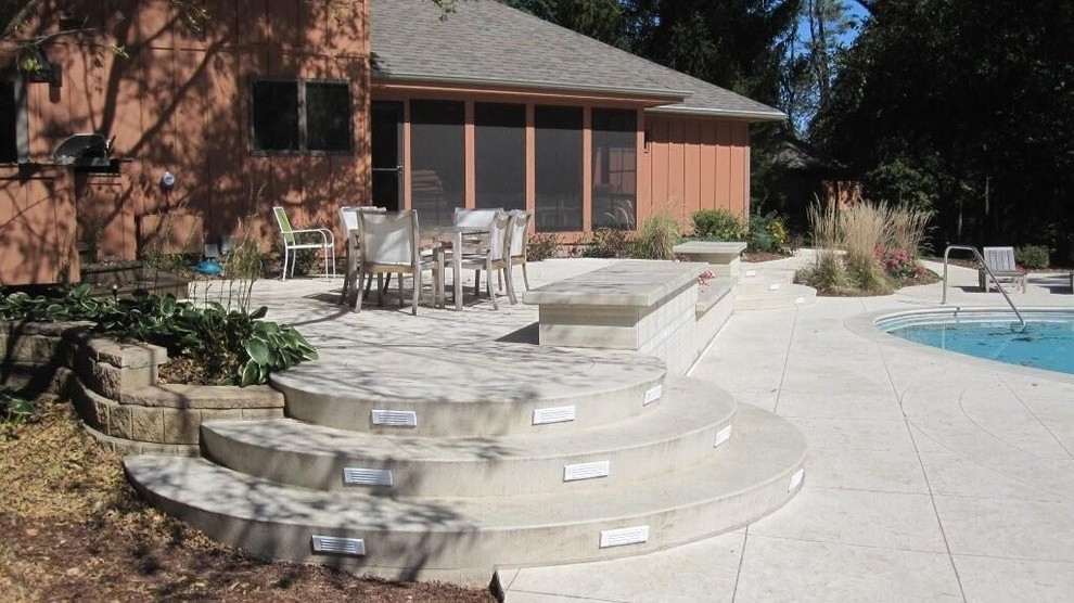 Transitional patio photo in Cedar Rapids