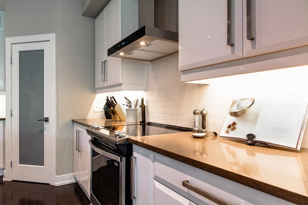 Transitional kitchen photo in Ottawa