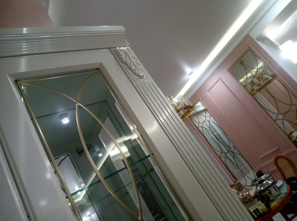 Кухня и гостиная с витринами