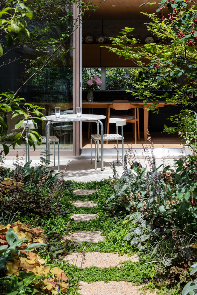 Design ideas for a modern courtyard partial sun formal garden in Tokyo.