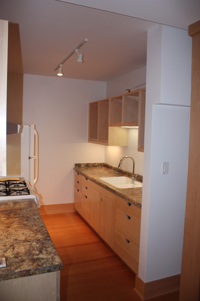 Example of a minimalist home design design in Milwaukee