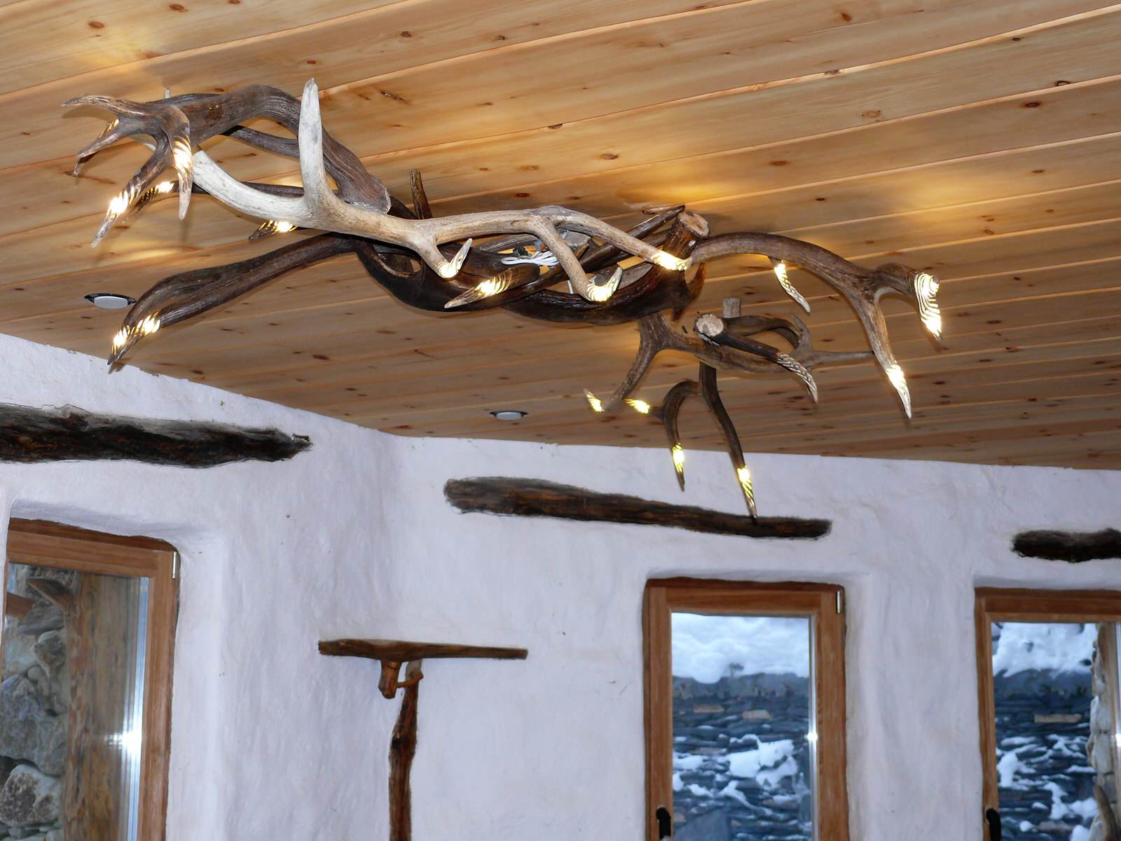 Люстра из рога марала и лося с 23 резными концами.