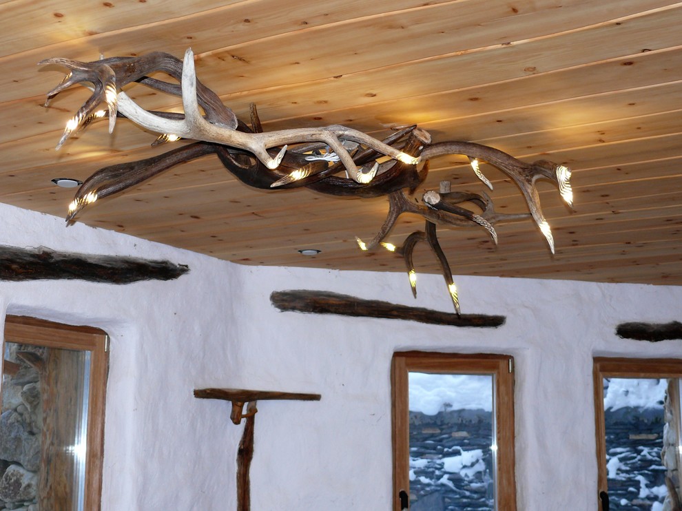 Люстра из рога марала и лося с 23 резными концами.