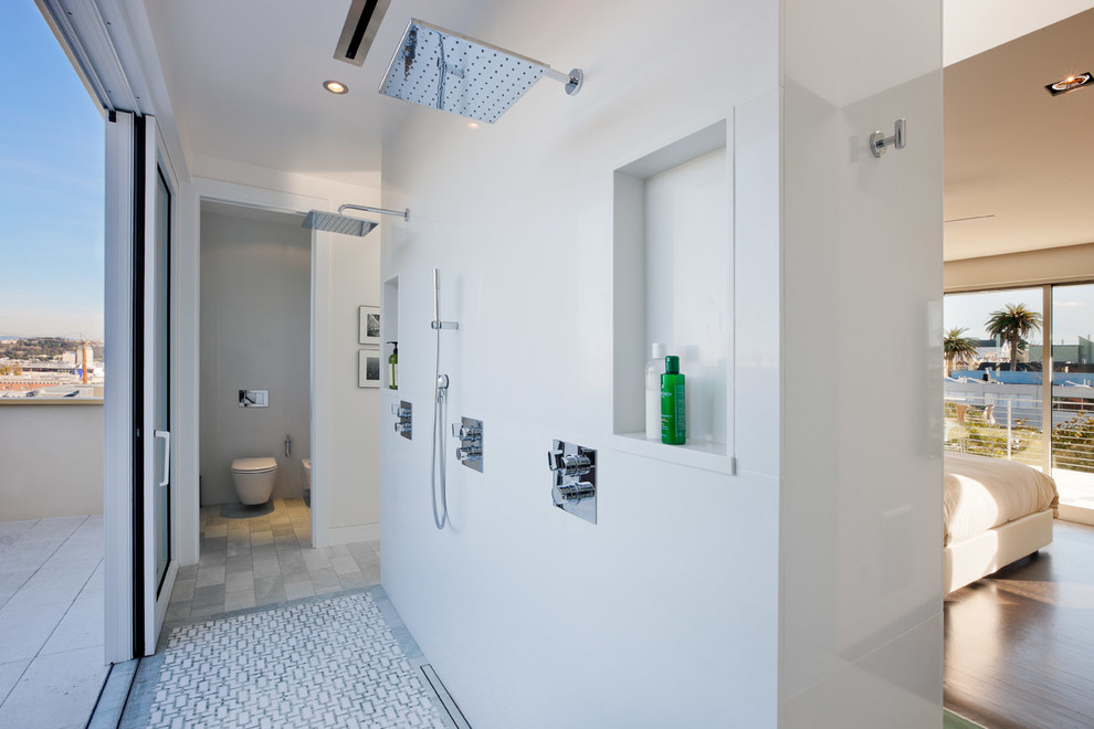 Modelo de cuarto de baño principal actual grande con ducha doble, sanitario de pared, baldosas y/o azulejos blancos y paredes blancas