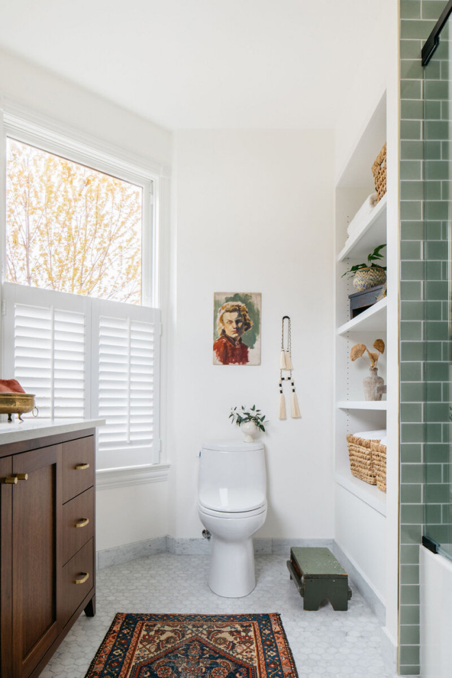 На фото: большая главная ванная комната в стиле фьюжн с фасадами в стиле шейкер, коричневыми фасадами, накладной ванной, душем над ванной, унитазом-моноблоком, зеленой плиткой, белыми стенами, полом из мозаичной плитки, врезной раковиной, серым полом, душем с распашными дверями, бежевой столешницей, тумбой под две раковины и напольной тумбой