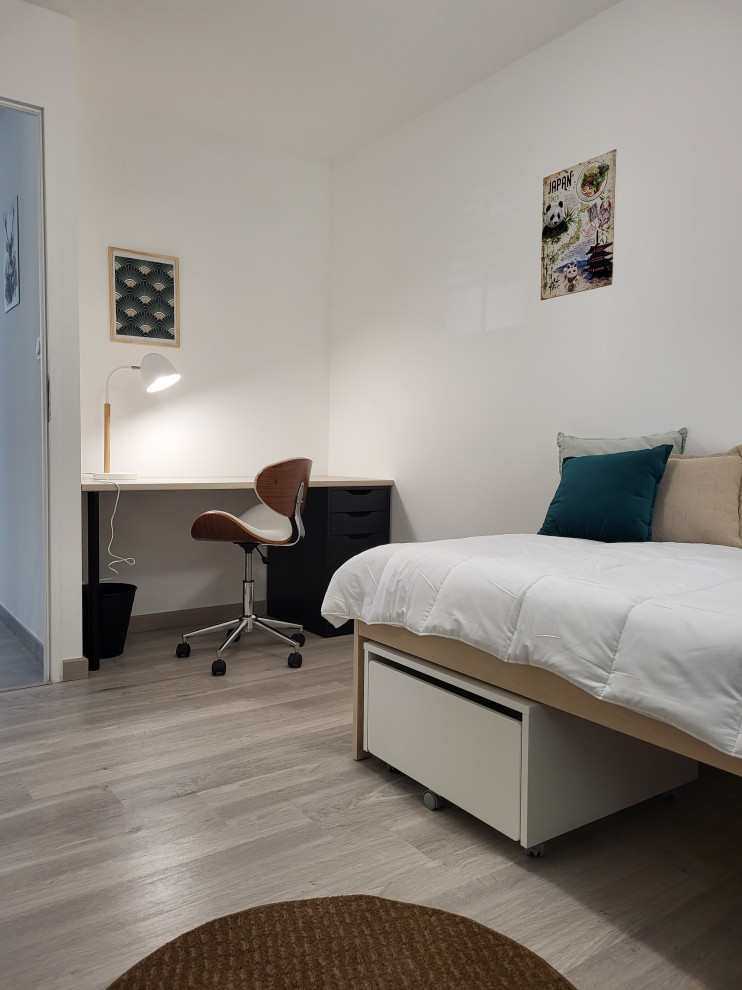 Diseño de dormitorio blanco y madera moderno pequeño con suelo de madera clara y papel pintado