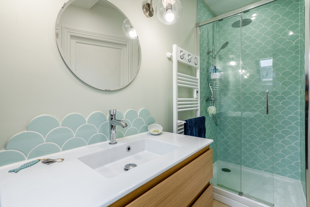 Inspiration för ett mellanstort nordiskt vit vitt en-suite badrum, med släta luckor, skåp i ljust trä, en dusch i en alkov, grön kakel, keramikplattor, gröna väggar, mellanmörkt trägolv, ett konsol handfat, bänkskiva i kalksten, brunt golv och dusch med skjutdörr