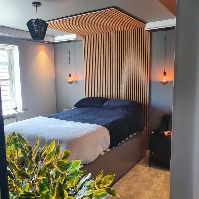 Идея дизайна: хозяйская спальня среднего размера в стиле модернизм с серыми стенами, ковровым покрытием, серым полом, кессонным потолком, панелями на части стены и акцентной стеной