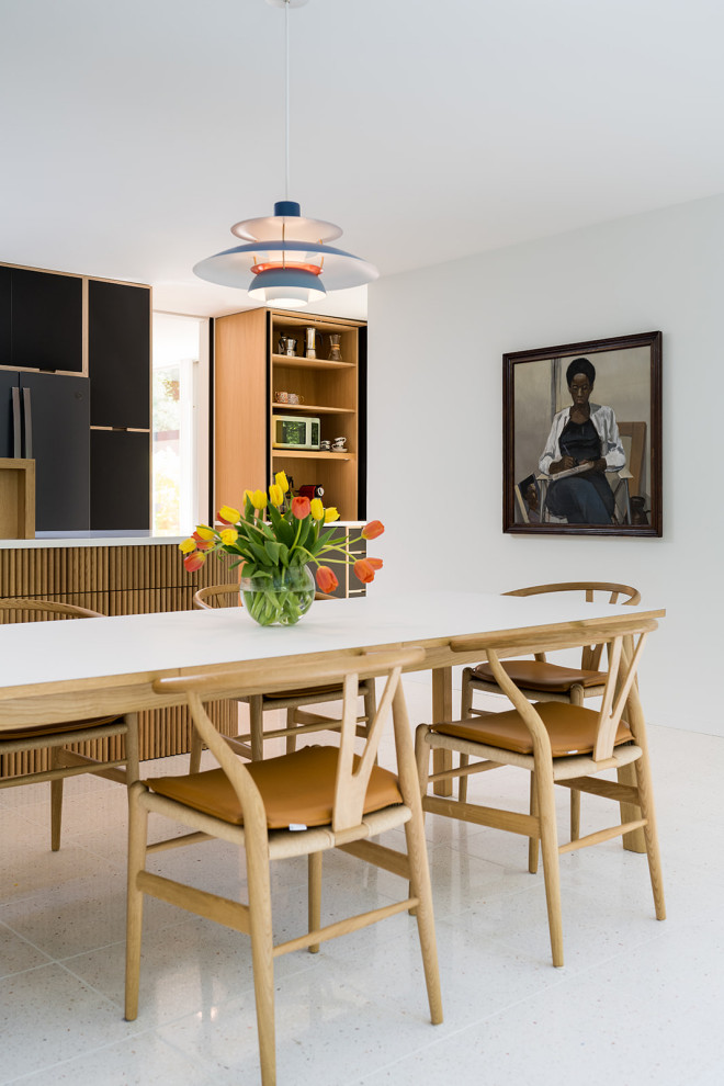 Immagine di una sala da pranzo aperta verso la cucina moderna di medie dimensioni con pavimento bianco