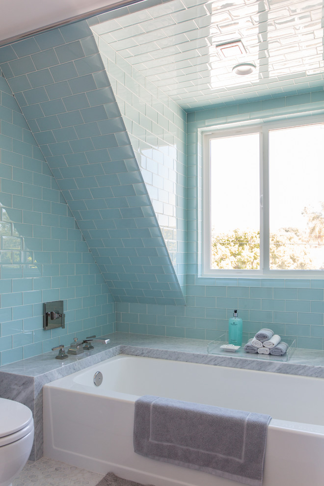 Modelo de cuarto de baño principal de estilo americano grande con lavabo bajoencimera, encimera de mármol, ducha abierta, sanitario de una pieza, baldosas y/o azulejos de piedra, paredes púrpuras y suelo con mosaicos de baldosas