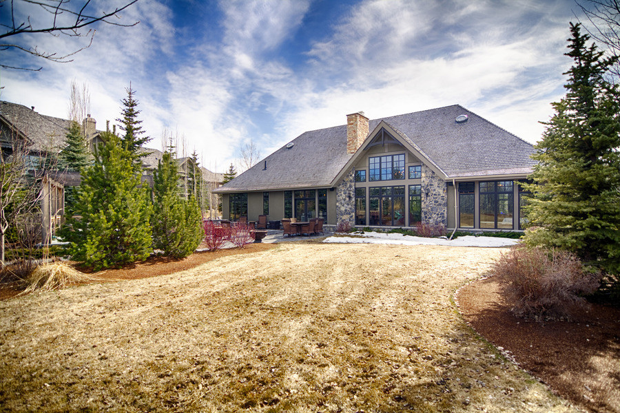 Photo of a transitional landscaping in Calgary.