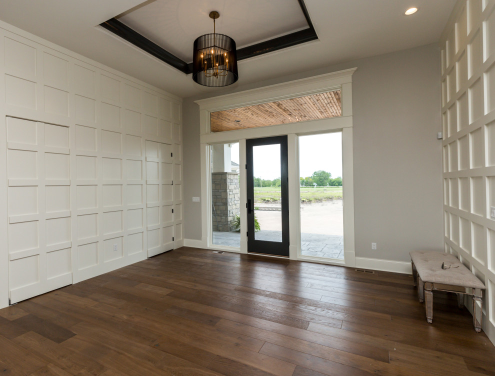 Transitional entryway photo in Cedar Rapids