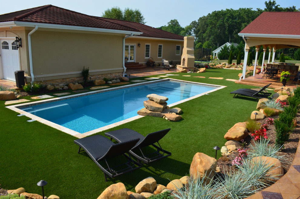 Источник вдохновения для домашнего уюта: прямоугольный бассейн среднего размера на заднем дворе в средиземноморском стиле с покрытием из каменной брусчатки