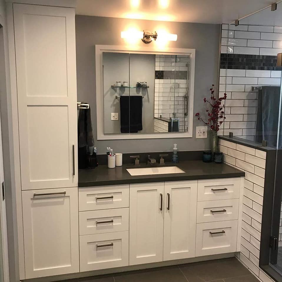 Mid-sized contemporary master bathroom in Los Angeles with shaker cabinets, white cabinets, an open shower, a one-piece toilet, black and white tile, subway tile, black walls, ceramic floors, an undermount sink, engineered quartz benchtops, grey floor, a hinged shower door and black benchtops.