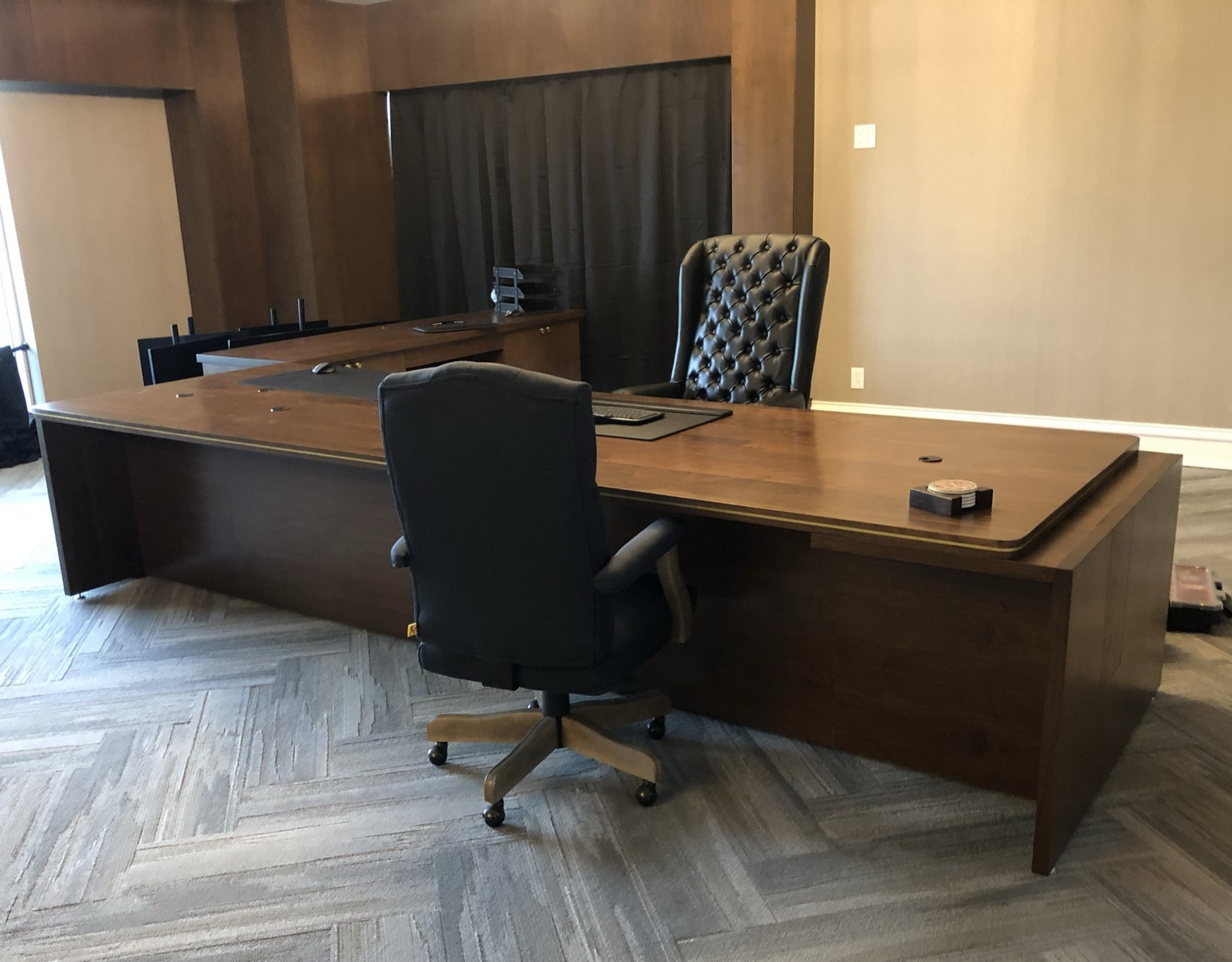 Executive Office Desk in Walunt