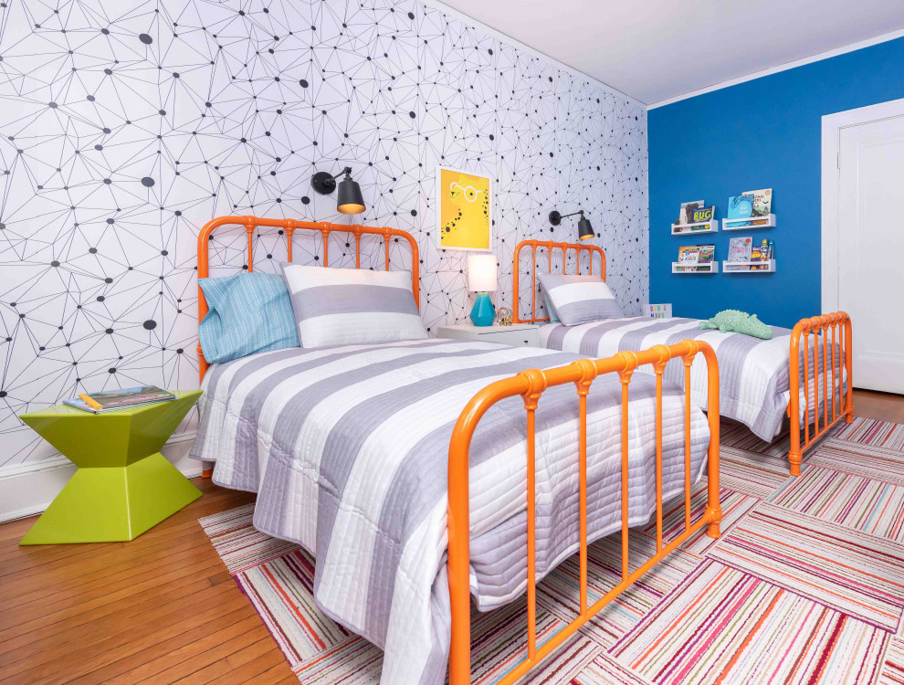 Свежая идея для дизайна: нейтральная детская в современном стиле с спальным местом, синими стенами, паркетным полом среднего тона, коричневым полом и обоями на стенах для ребенка от 4 до 10 лет - отличное фото интерьера